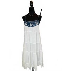 NEW YOUNG THREADS women's denim embroidered dress in white